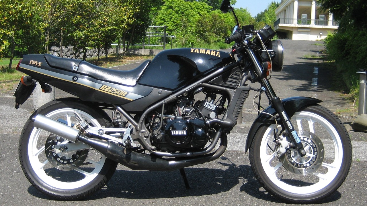 A 1987 Yamaha RZ250R with the YPVS power valve