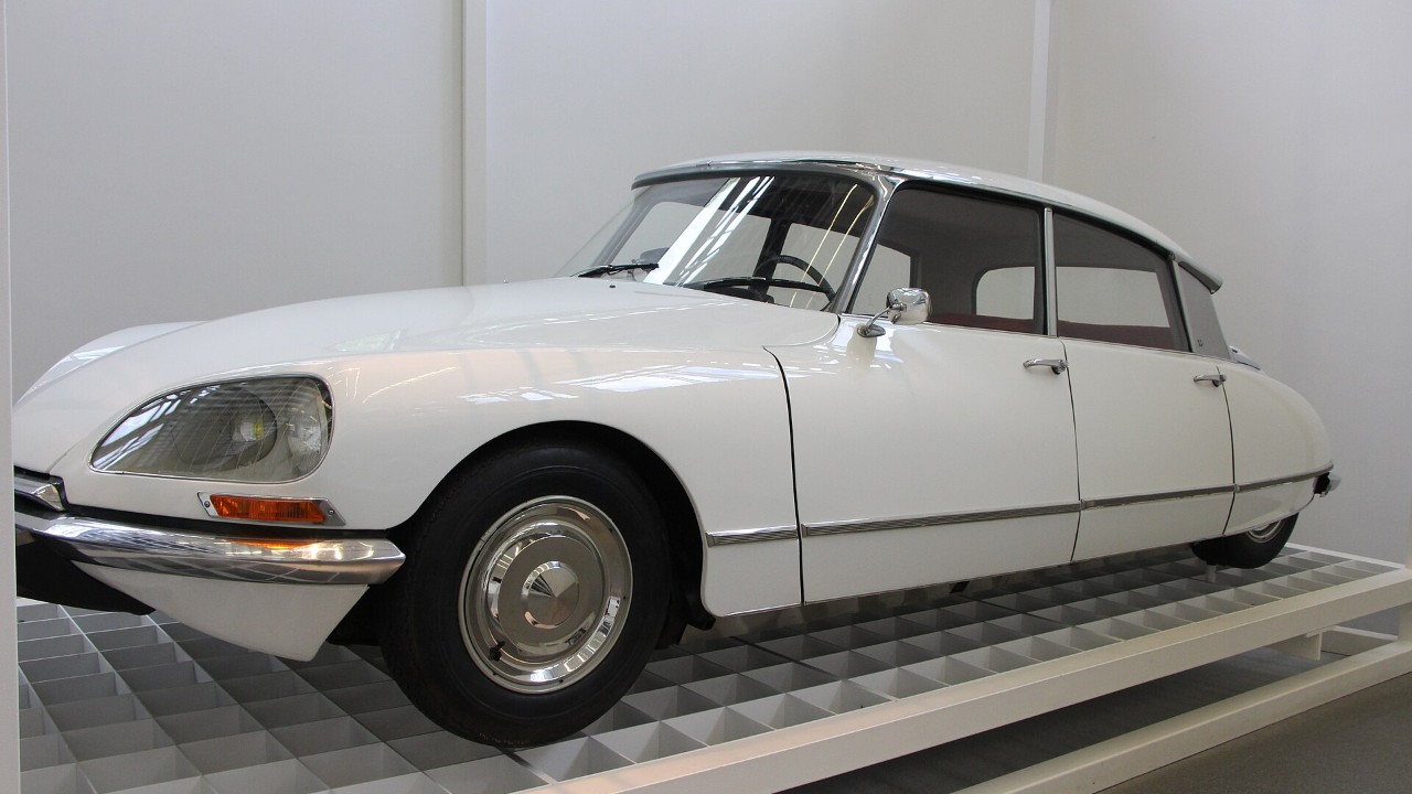A white Citroën DS21