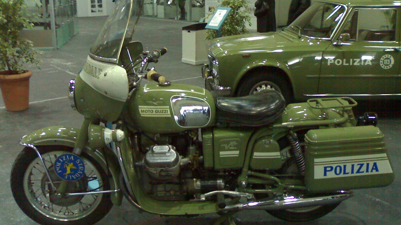 A Moto Guzzi V7 700 in Italian police trim