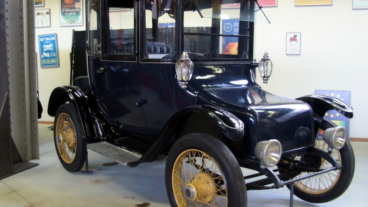 Clara Ford Detroit Electric context: a 1916 Detroit Electric, not Mrs. Ford's own car