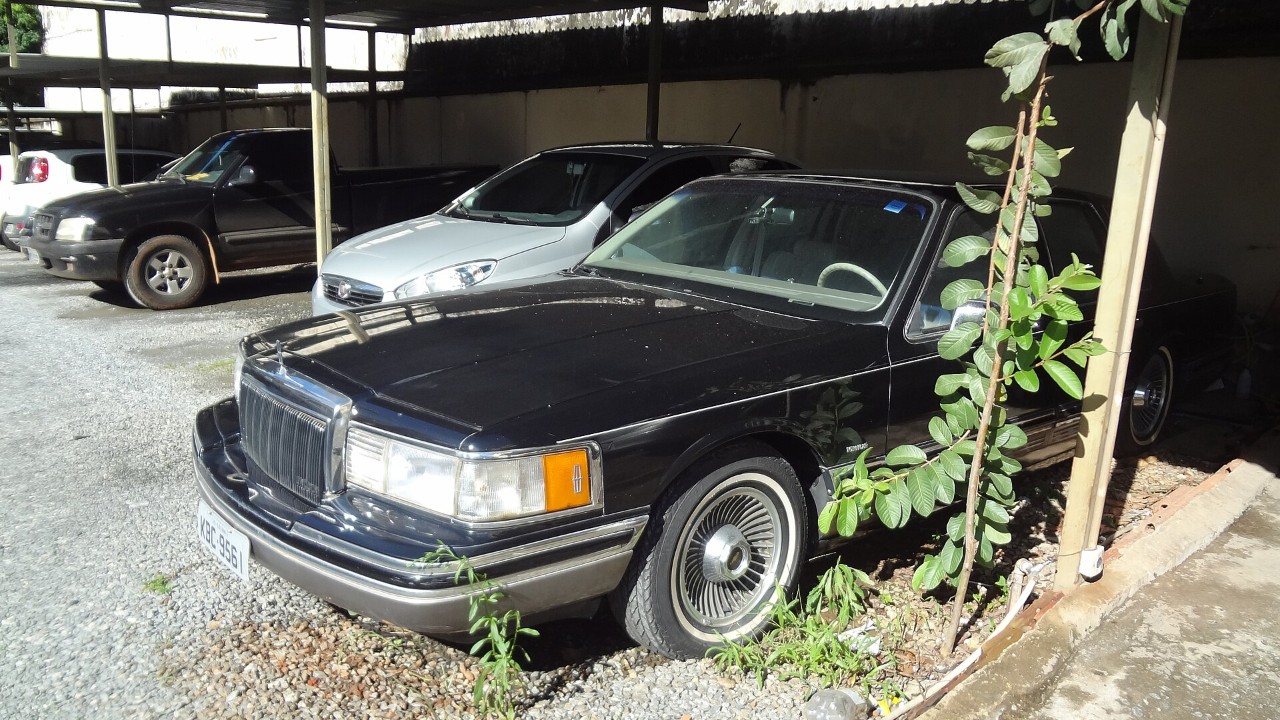 A 1990 Lincoln Town Car