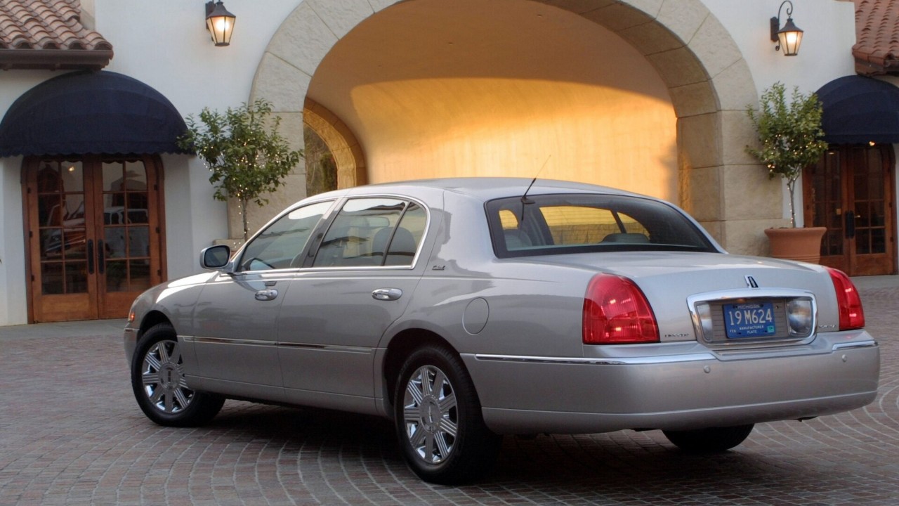 A long-wheelbase Lincoln Town Car L from the 2003–2011 generation