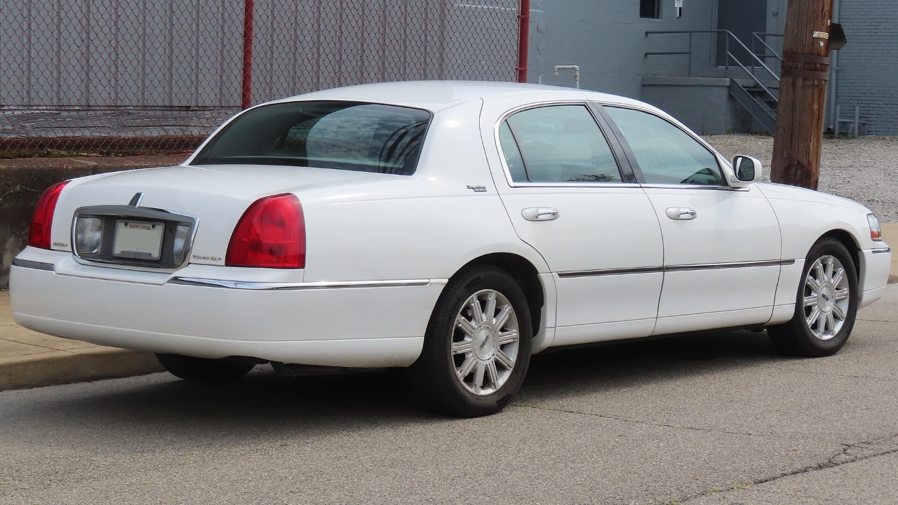 A 2007 Lincoln Town Car Signature Limited, the same body the 2011 car used