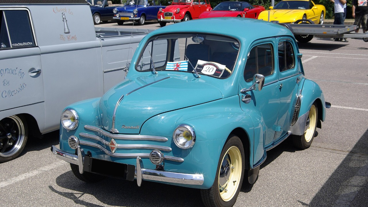 A blue Renault 4CV