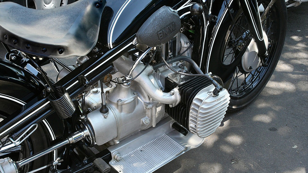 A BMW R 12