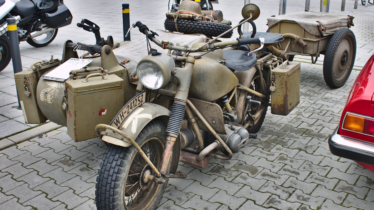 A BMW R 75 with sidecar