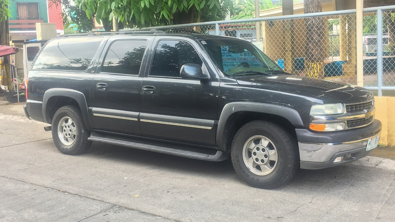 A GMT800 Chevrolet Suburban from the ninth generation