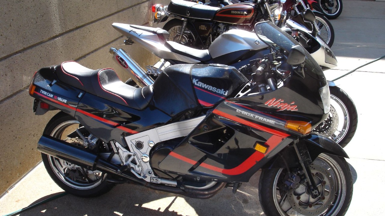 A Kawasaki ZX-10