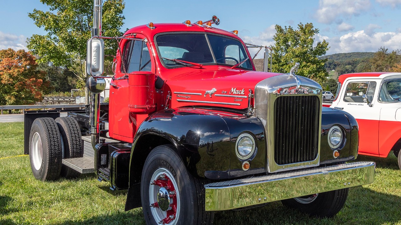 A Mack B-61 truck
