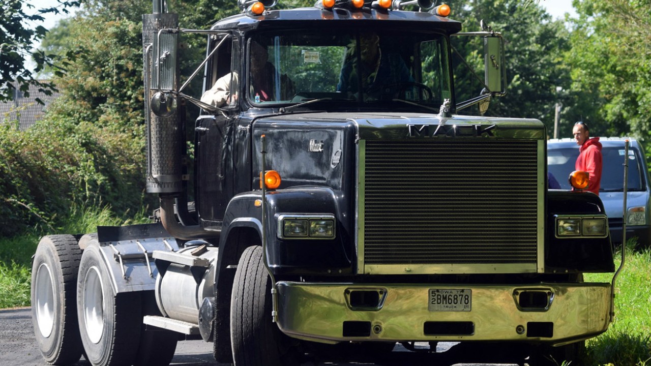 A 1977 Mack Super-Liner