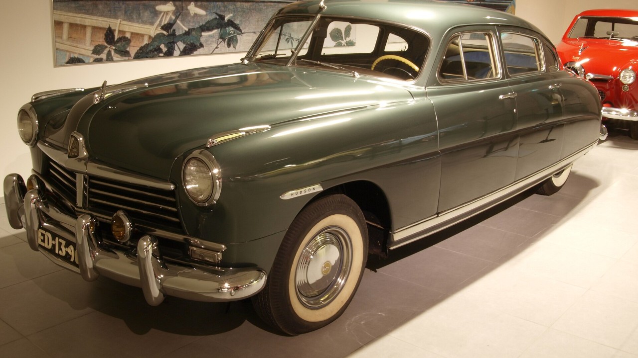 How Hudson’s 1948 step-down design hung the floor from the bottom of the frame to lower the car