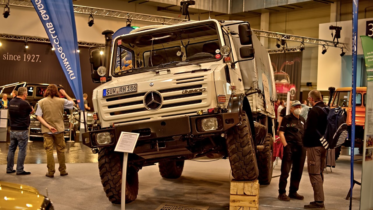 A Mercedes-Benz Unimog U4000 from the 437 series