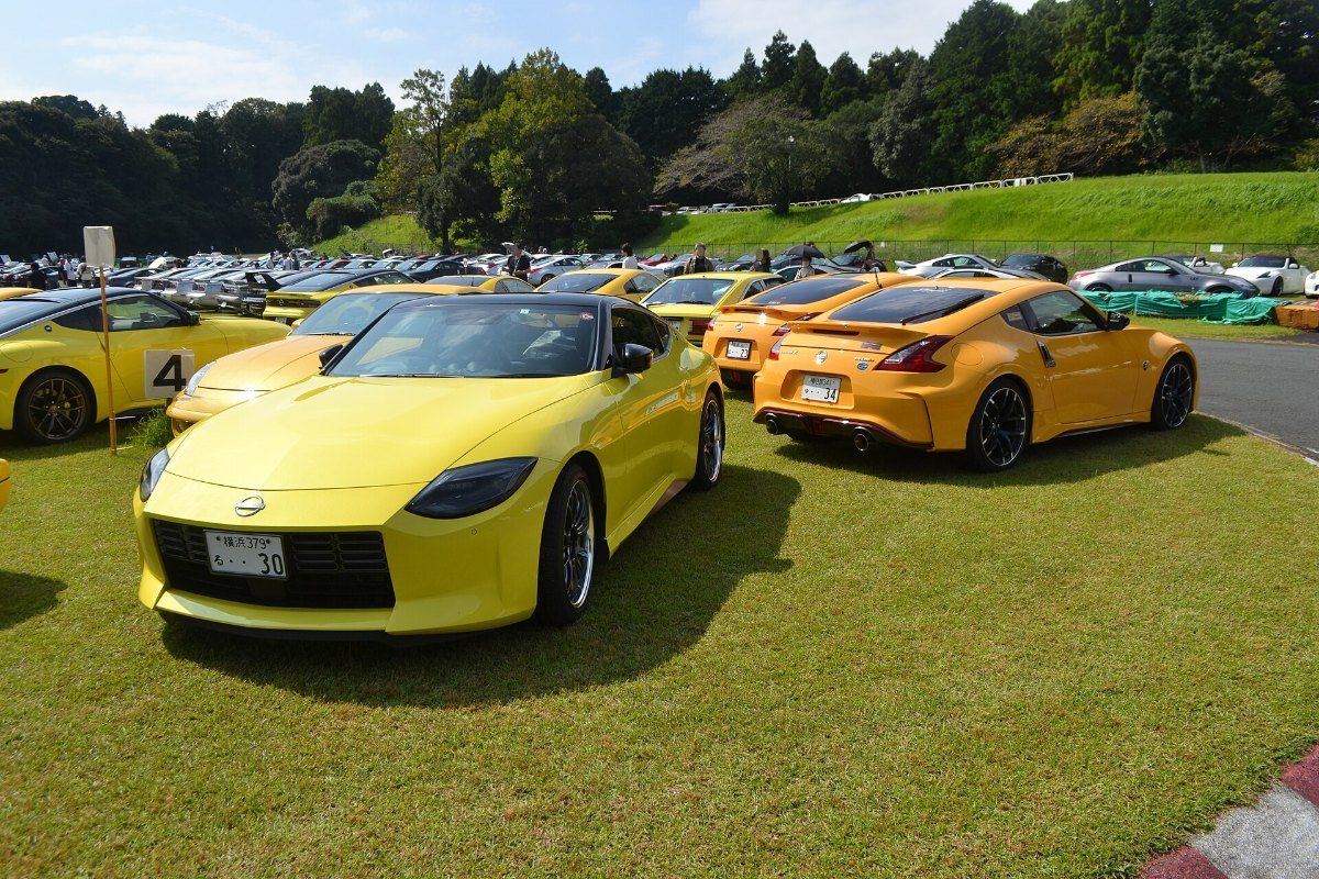 Nissan Fairlady Z (RZ34, yellow) beside a Z34 370Z
