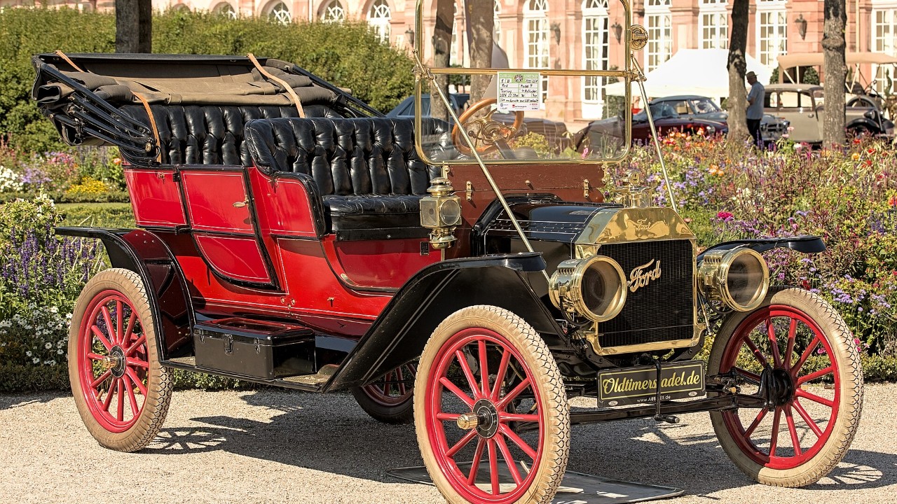 A regular 1909 Ford Model T touring car, shown for comparison with the Munster Koach