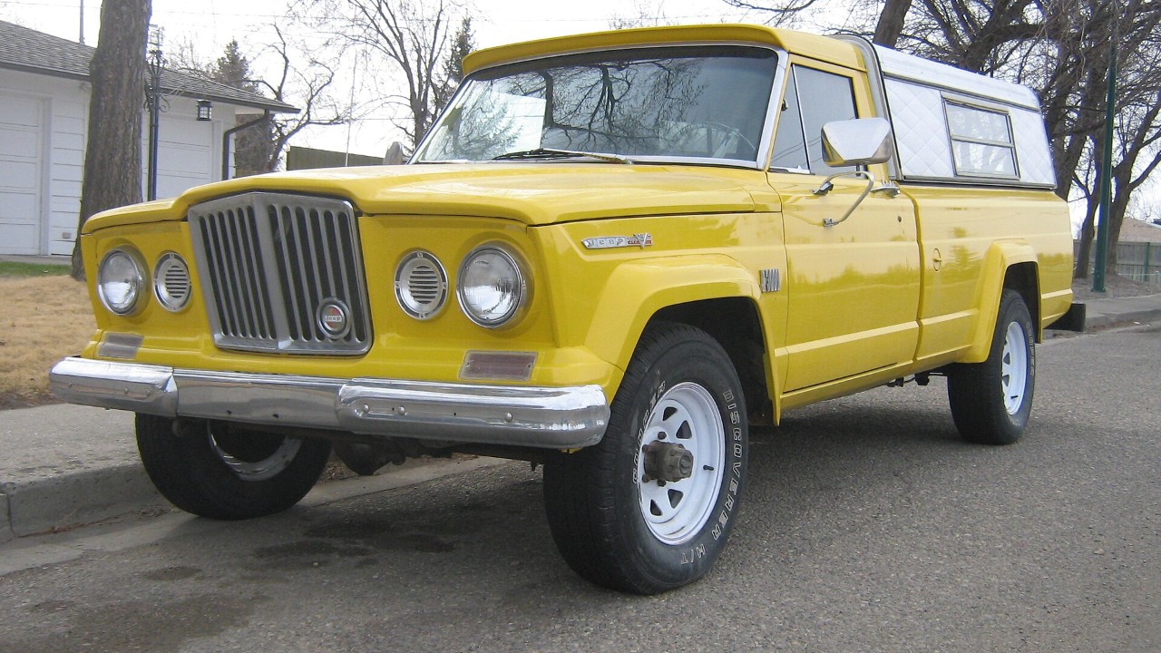 A Jeep Gladiator J300 pickup