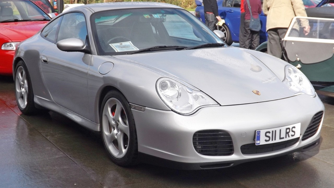A Porsche 911 Carrera (996) coupe