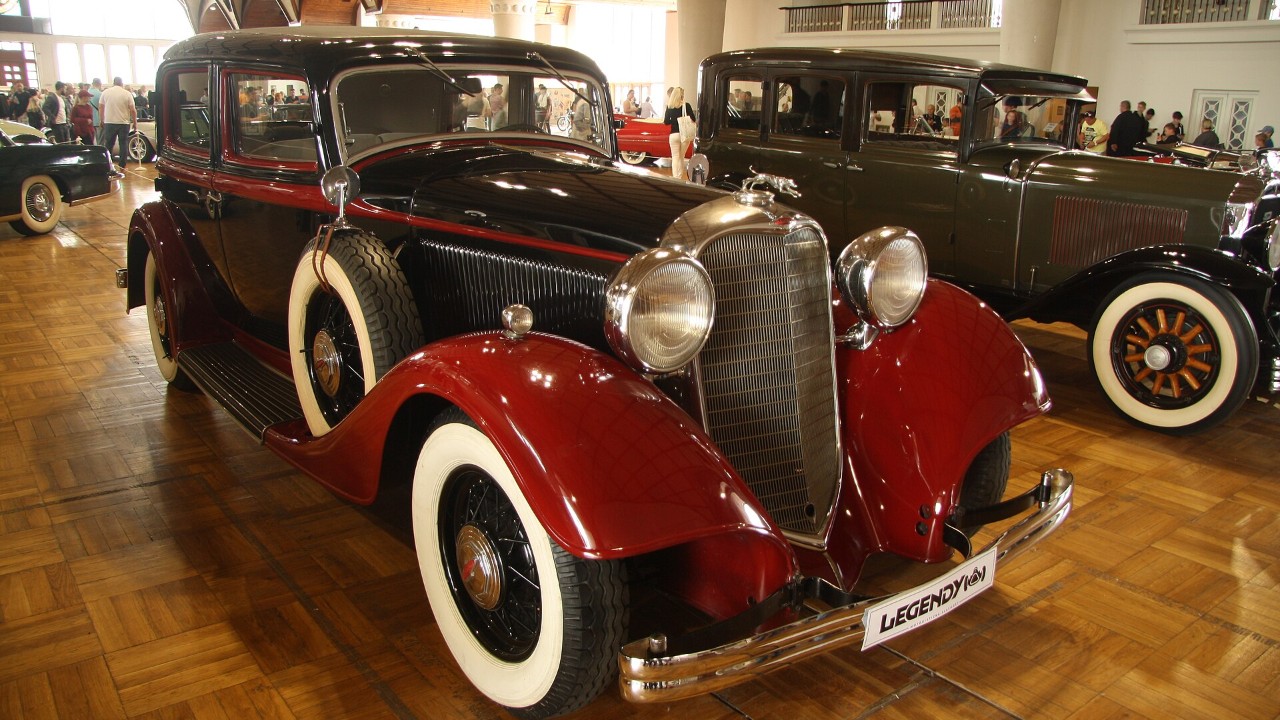 A 1933 Lincoln KA Town Sedan