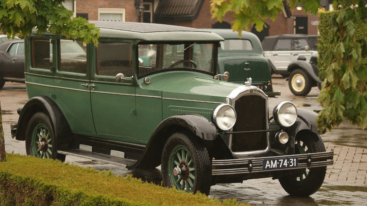 A 1928 Willys-Knight 70A, a car with a Knight sleeve-valve engine