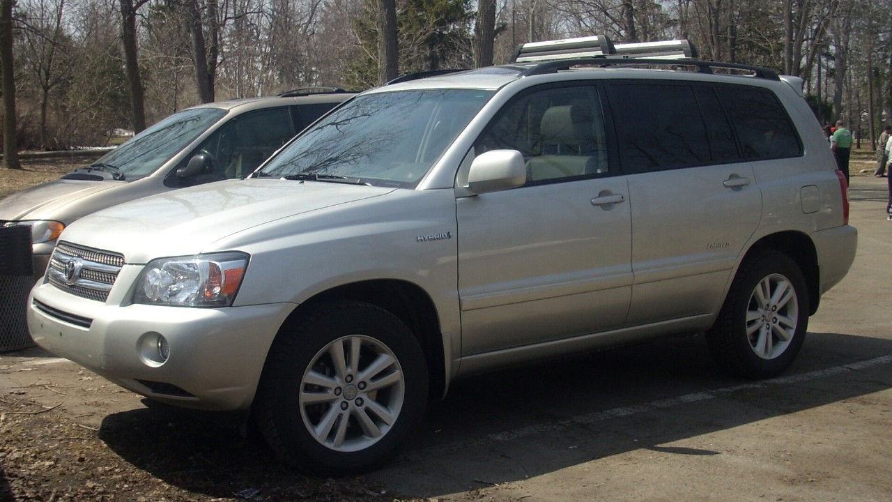 A 2006-2007 Toyota Highlander Hybrid