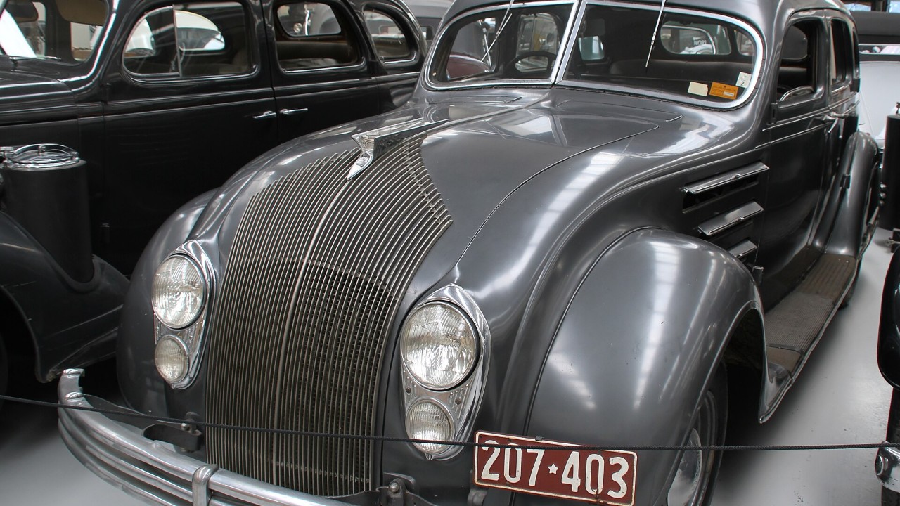 How Chrysler’s 1934 Airflow put its engine over the front axle so passengers rode inside the wheelbase