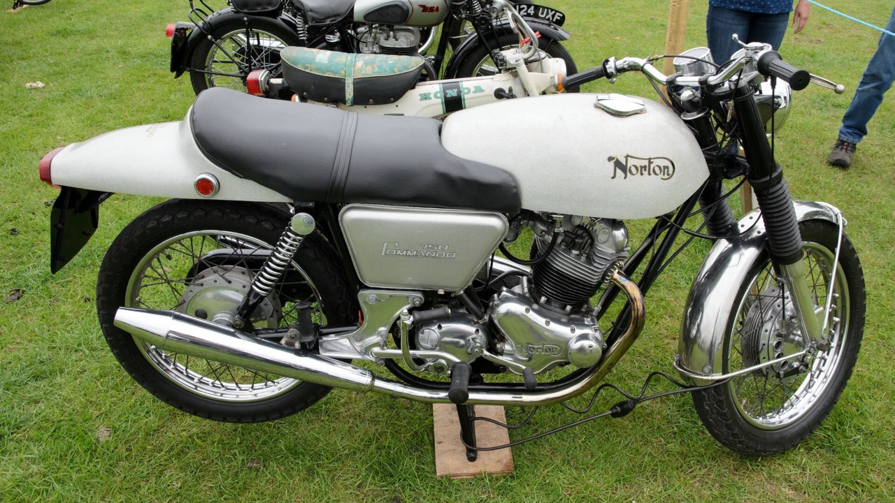 How Norton’s Isolastic rubber mounts kept the Commando’s vibration away from the rider