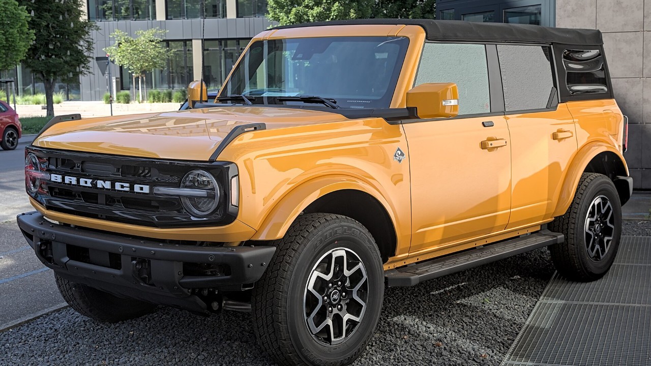 A sixth-generation Ford Bronco Outer Banks, a trim that offers the 2027 Ford Bronco V6
