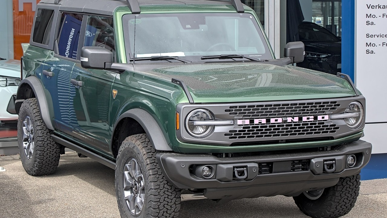 The 2027 Ford Bronco offers a 380-hp twin-turbo V6 on Outer Banks, Badlands and Heritage trims