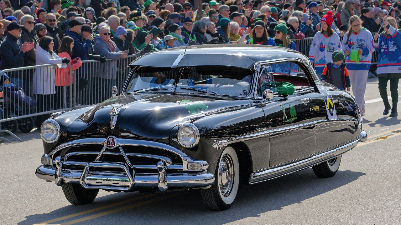 How Hudson’s Twin H-Power fed two single-barrel carburetors into the Hornet’s 308 six