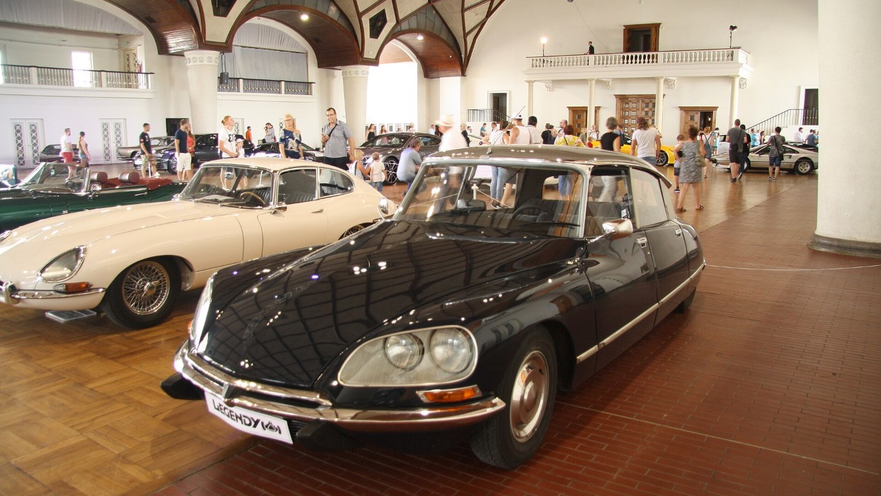 How a single belt-driven pump ran the 1955 Citroën DS’s suspension, brakes, steering and gear change