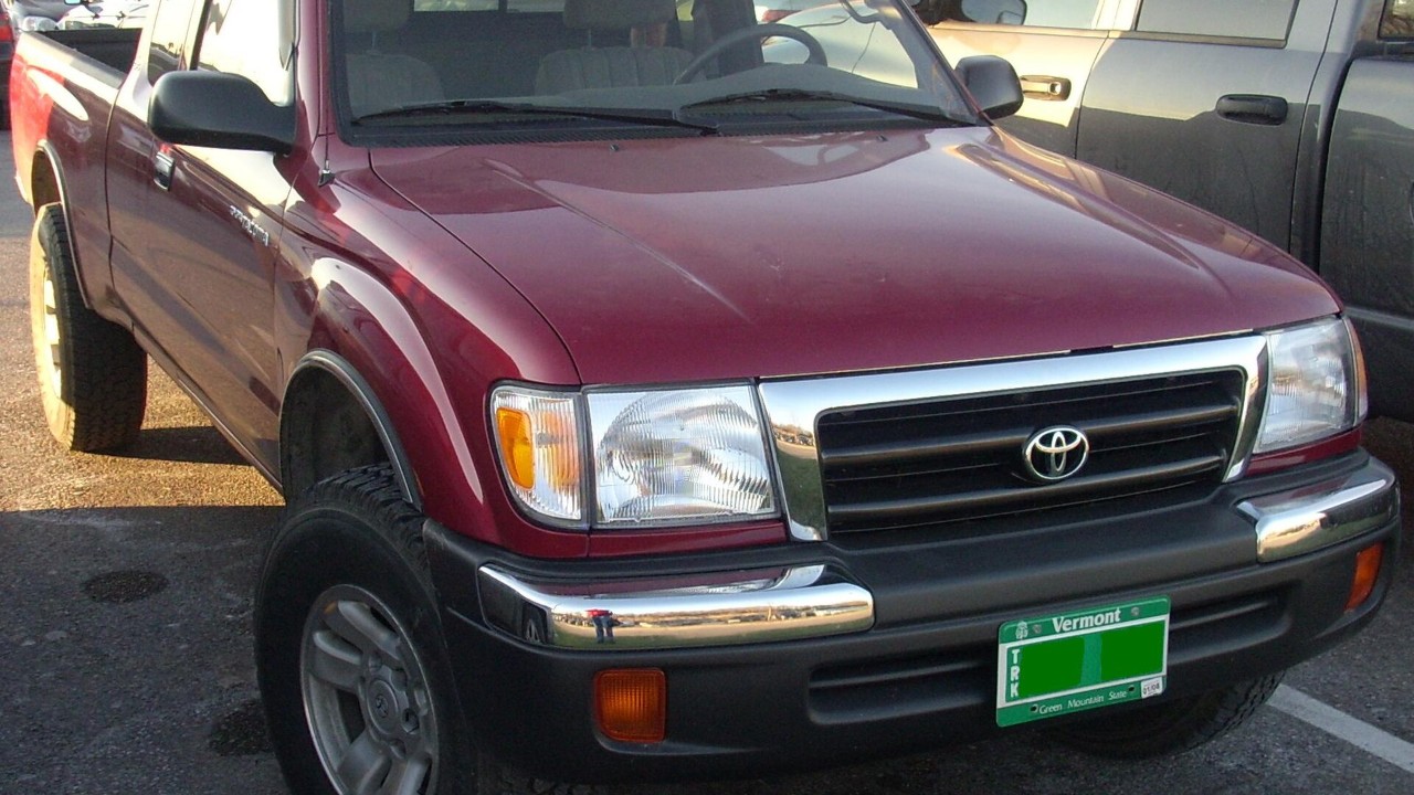 A 1998-2000 Toyota Tacoma Extended Cab