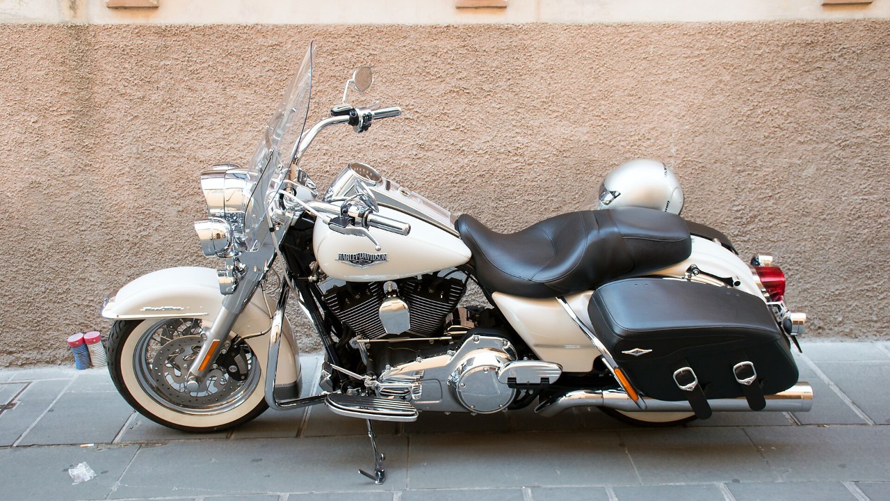 A Harley-Davidson Road King from the side, a Twin Cam 88 model covered in the Harley-Davidson recall history