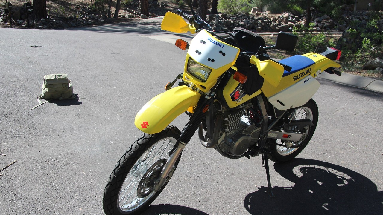 A Suzuki DR650SE