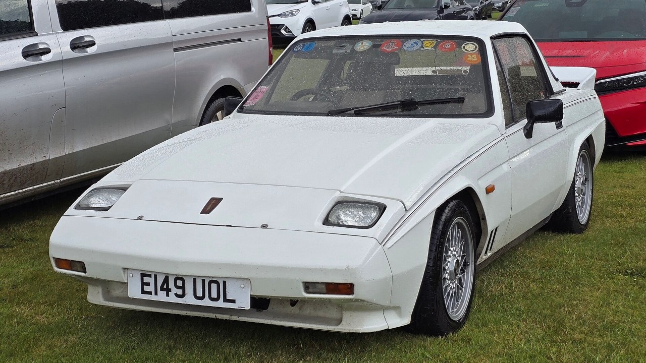 A 1988 Reliant Scimitar SS1