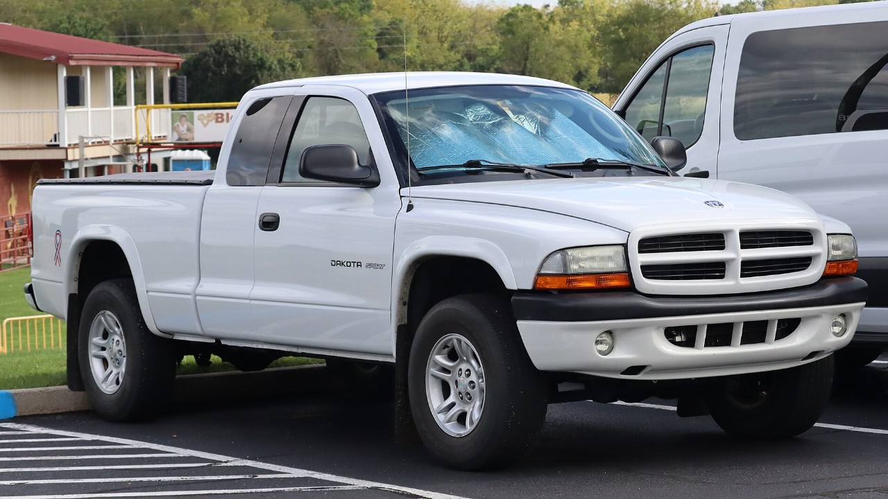 A white 2002 Dodge Dakota Sport Club Cab