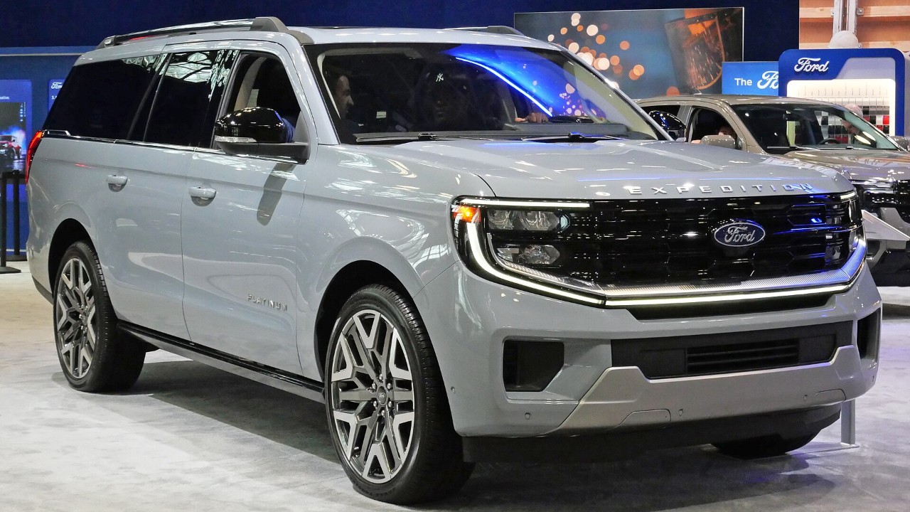 A 2025 Ford Expedition Platinum, a model year covered by the Super Duty headlight recall