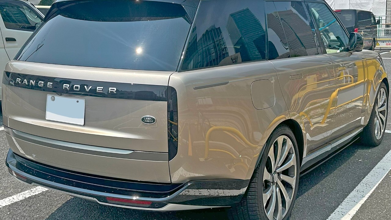 A full-size Range Rover Autobiography P530, the model line in the Range Rover camera recall