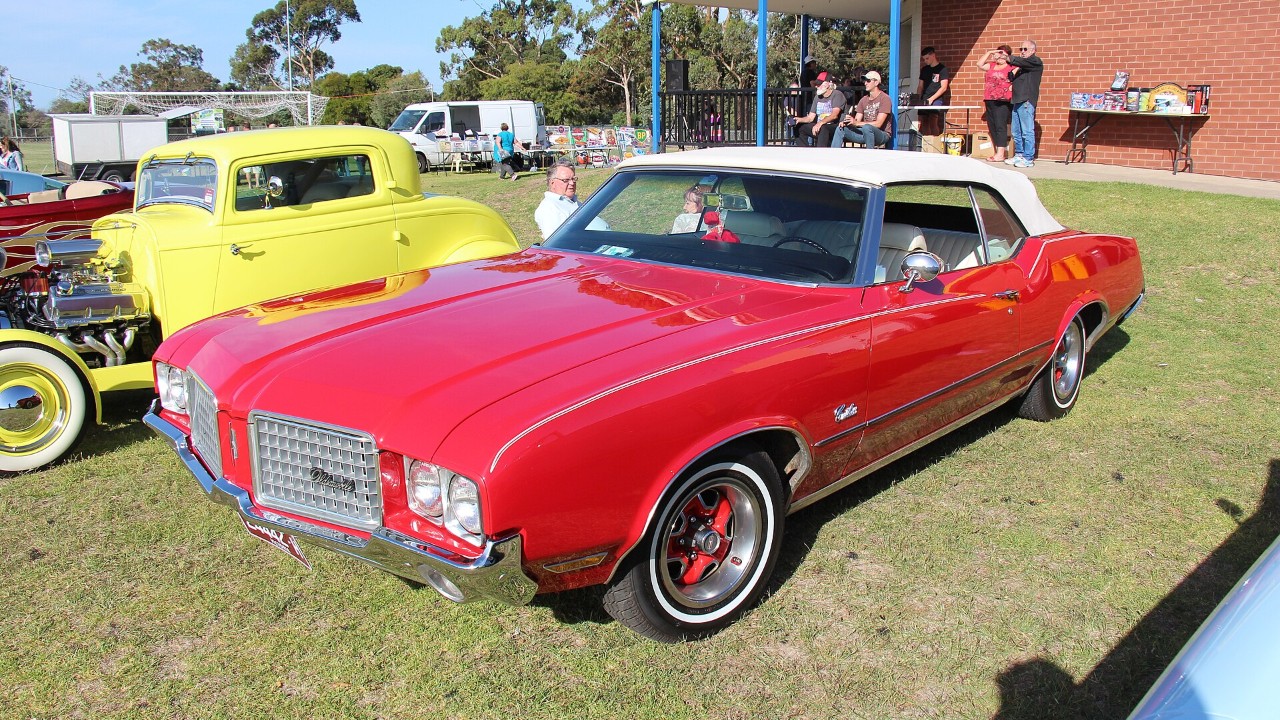 A 1972 Oldsmobile Cutlass Supreme, a car the Oldsmobile 350 V8 powered