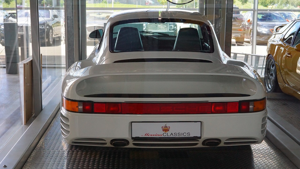 Rear view of a Porsche 959