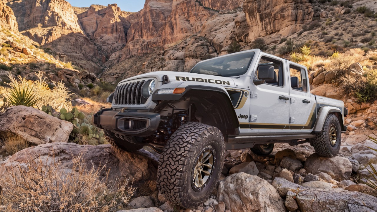 Jeep’s 2027 Gladiator can now leave the factory on 35-inch tires with a 1-inch lift and 4.56 gears