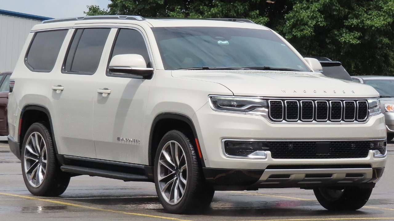 A 2022 Jeep Wagoneer Series II, a model covered by the Wagoneer roof rack recall