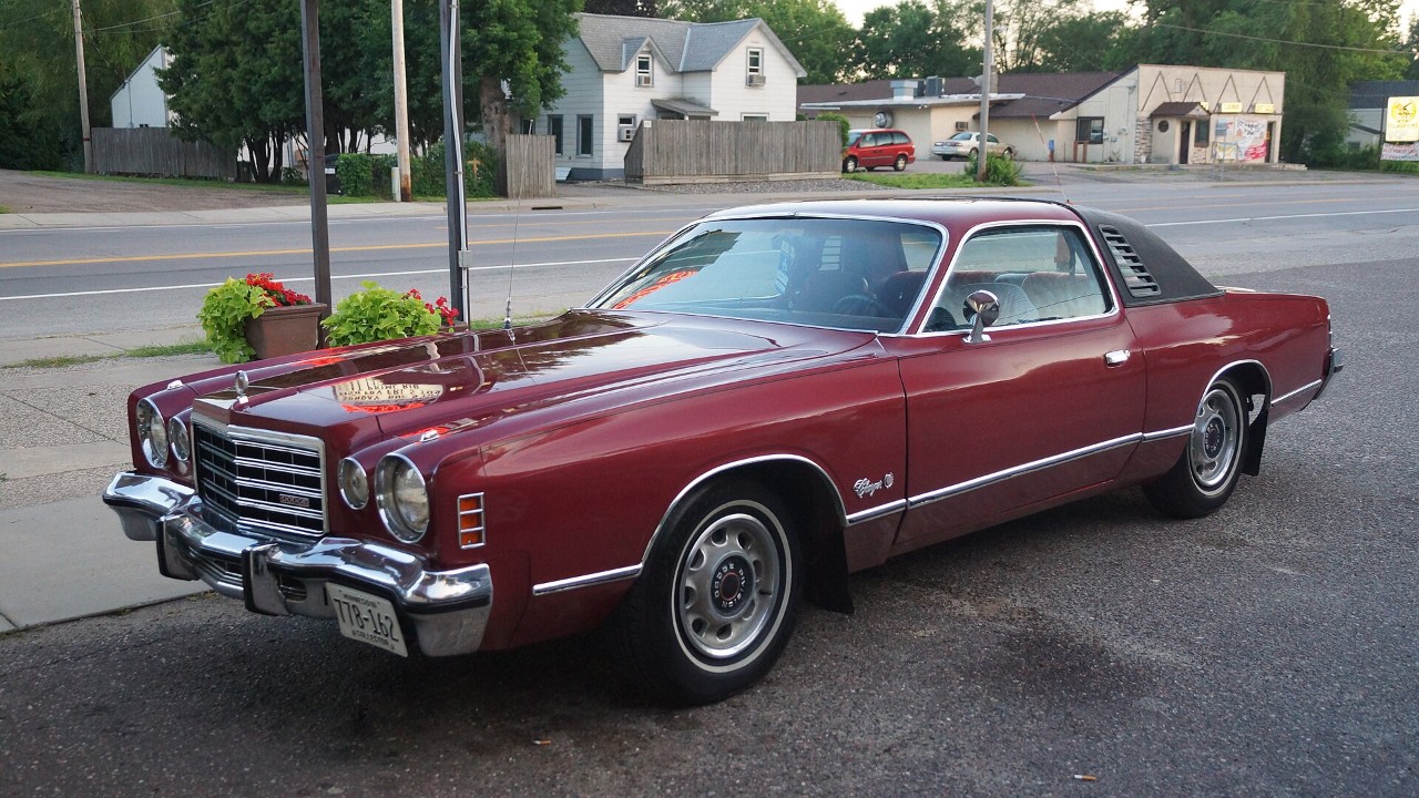 A 1975 Dodge Charger SE