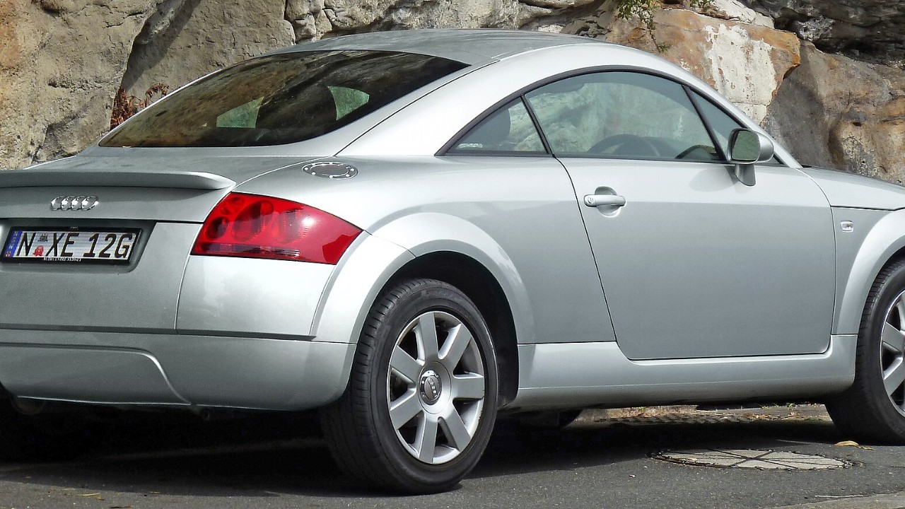 A 1998–2006 Audi TT (8N) Coupe