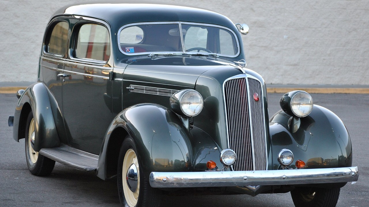 A 1936 Studebaker Dictator