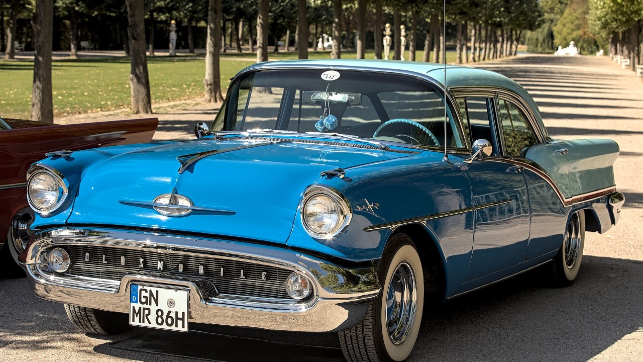 Oldsmobile’s $83 J-2 option fed the 1957 Rocket 371 through three carburetors for 300 hp