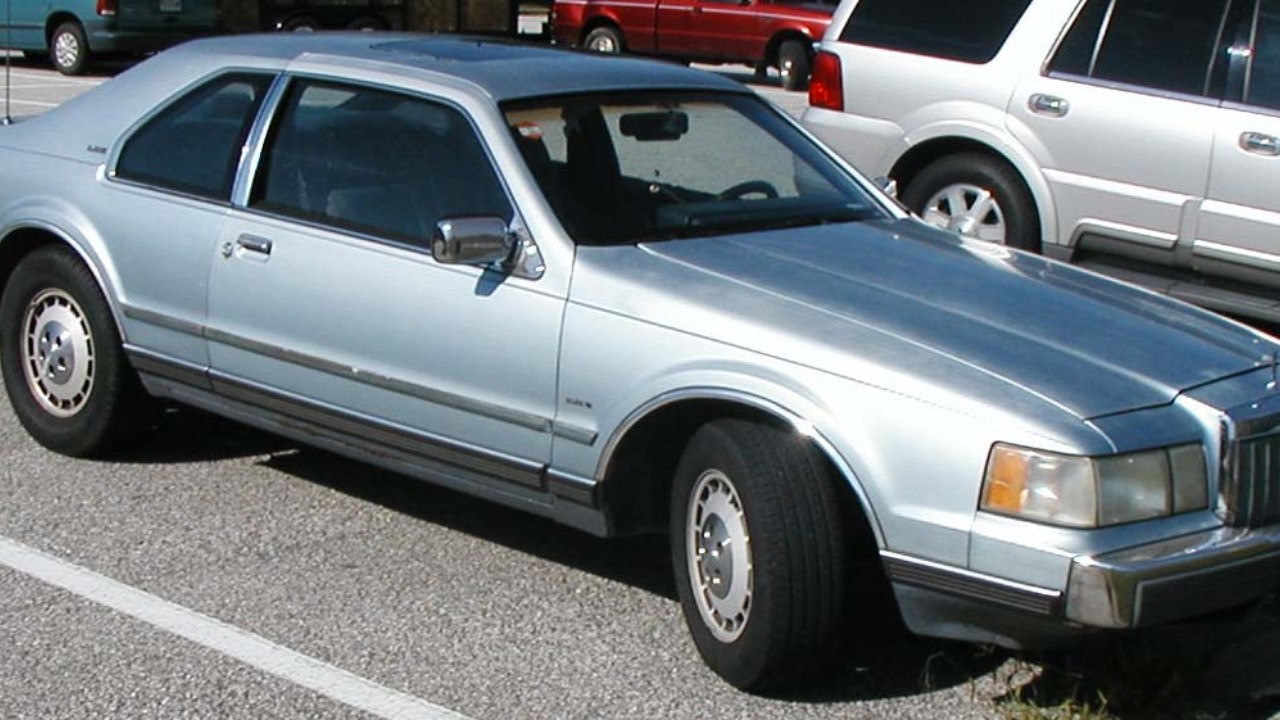 A Lincoln Continental Mark VII of the 1984-1992 generation