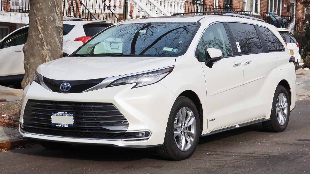 A white Toyota Sienna, the minivan in the Toyota Sienna Hybrid recall