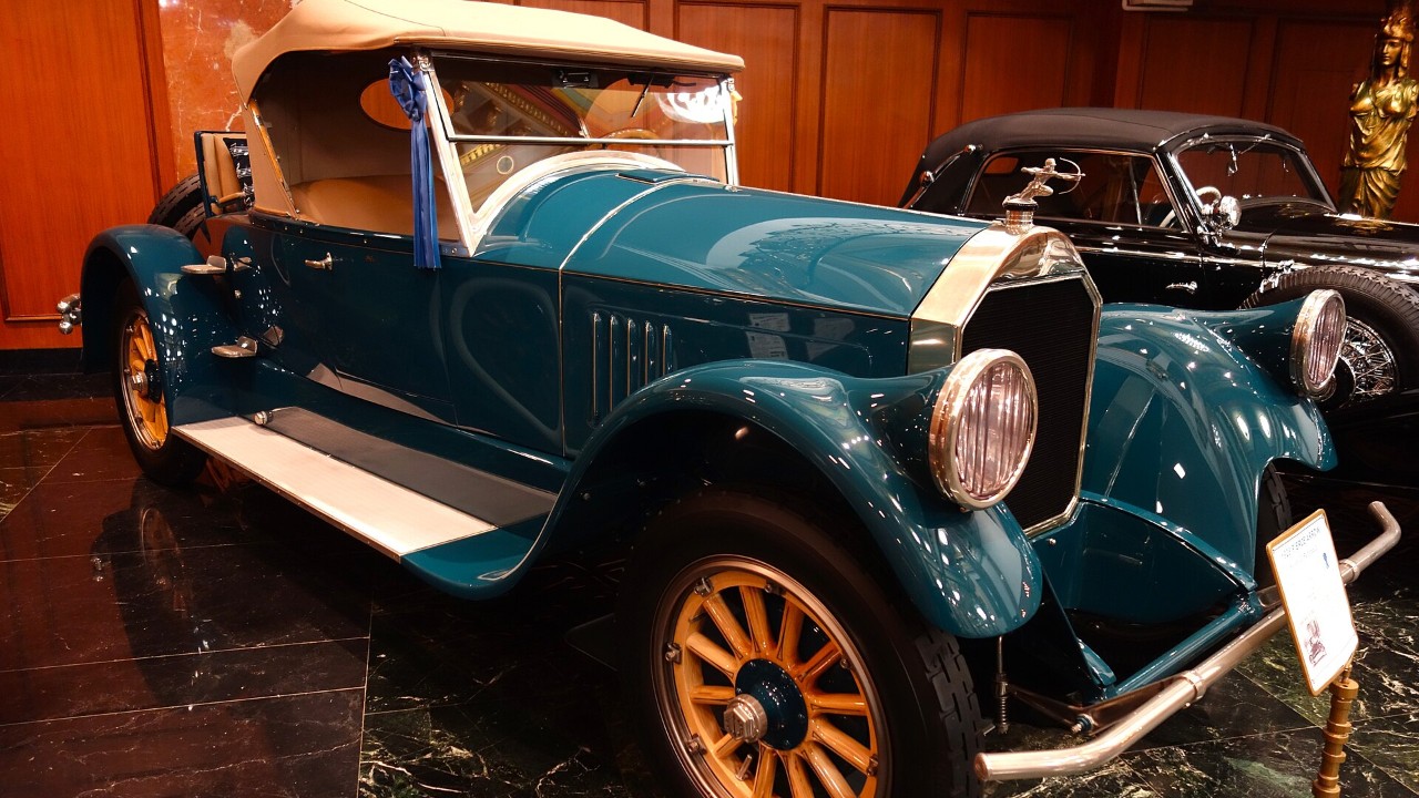 A 1926 Pierce-Arrow Series 33 runabout