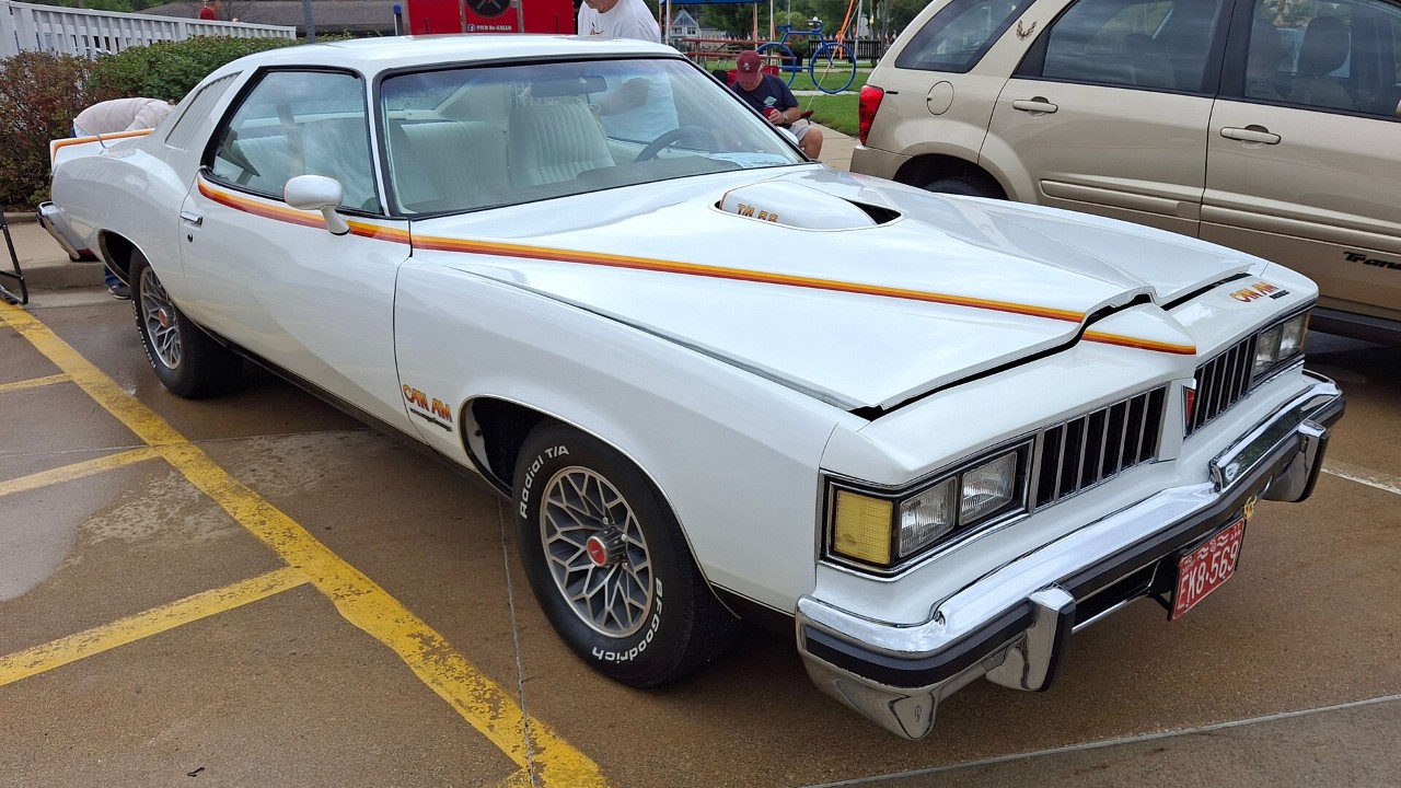 Why the 1977 Pontiac Can Am ended when the mold for its fiberglass rear spoiler broke