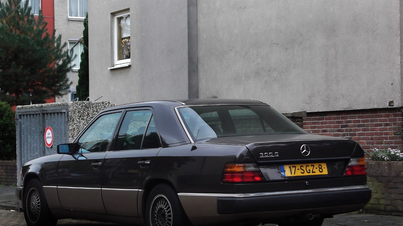 A Mercedes-Benz W124 300 D