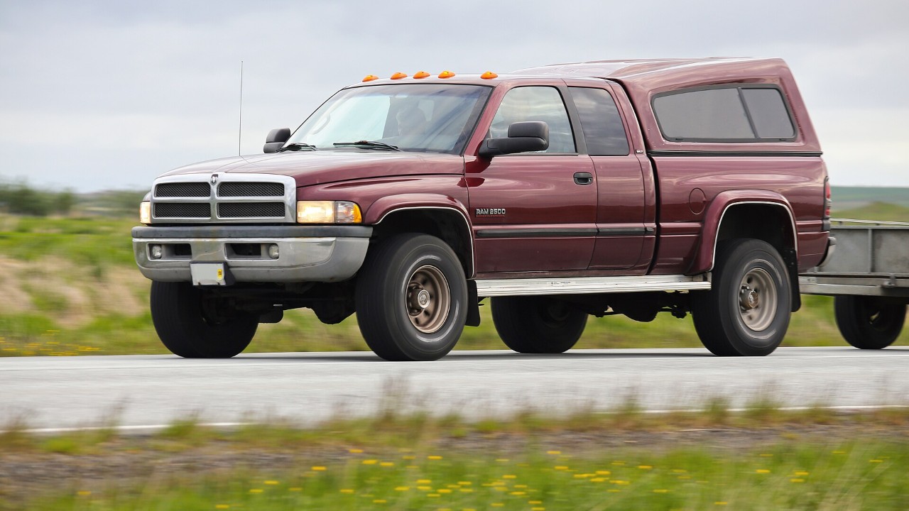 A 2000 Dodge Ram 2500 pickup